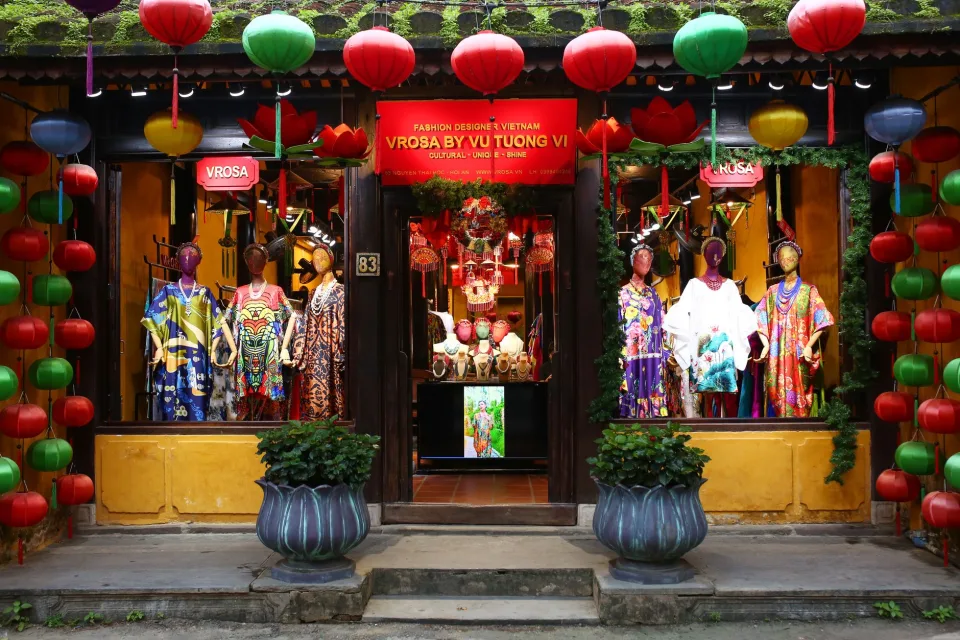 Áo mới treo trên móc gỗ